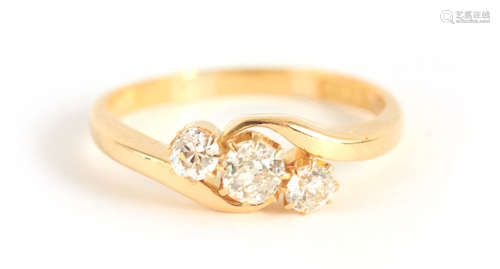 A LADIES 18CT YELLOW GOLD THREE STONE DIAMOND RING the three...