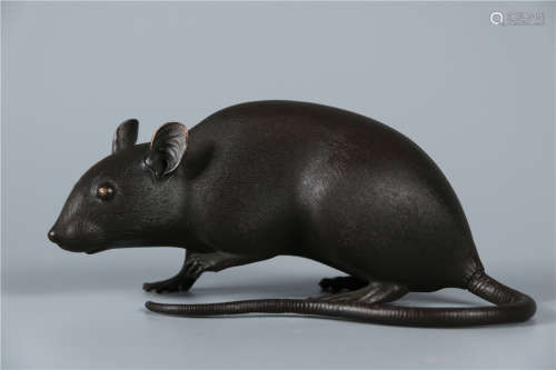 A BRONZE RAT SCULPTURE, QING DYN.