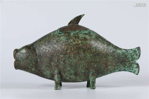 A BRONZE FISH-SHAPED WINE VESSEL 