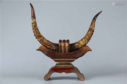 A GOLD INTERSPERSED GOAT'S HORN ORNAMENT