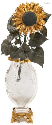 罕见的赫连特花。，绿色金属板，镀金和斑纹金属，装在一个水晶花瓶中...
