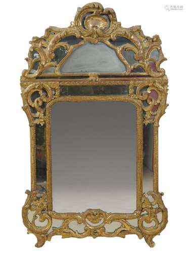 镀金木镜，饰有卷轴、皮革和花纹，镜台两