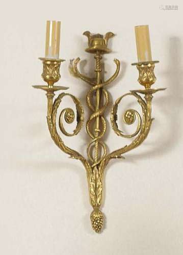 成对的器具鎏金青铜，两盏灯，镀金轴上有赫耳墨斯的翅膀。19世纪路易...