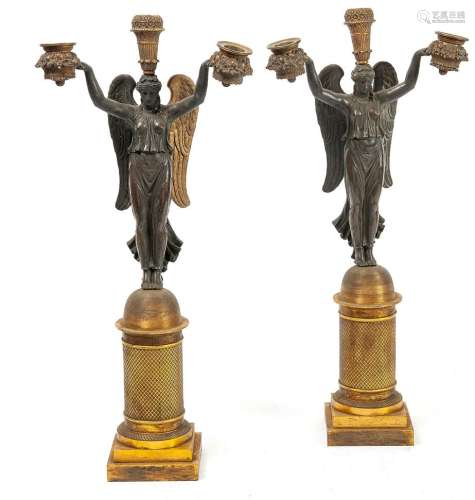 一对烛台斑驳和镀金的青铜器，三盏灯由带翅膀的胜利者携带，站在截...