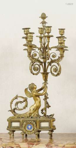 一对大烛台 在精雕细琢和镀金的青铜中，八盏灯的花束由带翅膀的美...