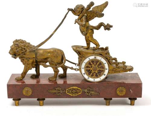 鎏金青铜材质。环形表盘上刻有战车的车轮。帝国风格，19世纪末。高：3...