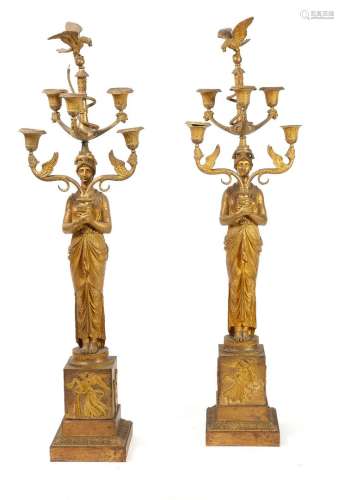 PAIR OF CANDELABRES鎏金青铜器，代表一个年轻女子，怀里抱着一个带...