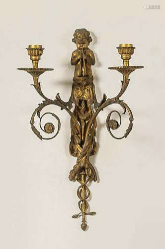 PAIR OF APPLIQUES鎏金青铜器，有两只灯臂，轴为儿童半身像，吹奏双...