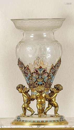 雕刻的水晶花瓶，装在景泰蓝花冠中，由三个情人抬着。19世纪下半叶。...