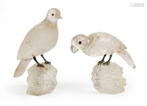 LOT COMPRISING- 两只水晶鸟，红宝石眼睛，银色金属腿。其中一只：高...