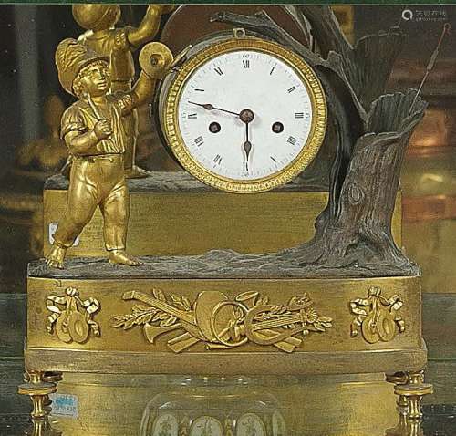 鎏金青铜斑纹钟：小鼓手。他一手拿着棍子，一手拿着钹。珐琅表盘两侧...