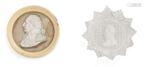 LOT OF TWO 水晶奖章，镶嵌着水晶陶瓷，其中一个圆形，装饰着路易十...