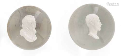 两件水晶浮雕，一件是亨利四世国王的右侧轮廓，另一件是尚博尔伯爵...
