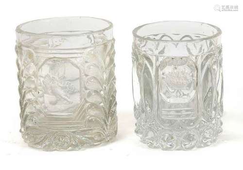 兩件模製水晶高腳杯，一件飾以月桂枝，另一件飾以凸棱，中央鑲嵌一顆...