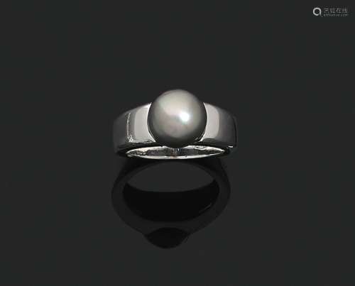 18K (750‰)白金戒指，装饰有一颗大溪地养殖珍珠。手指大小：52 - 毛...