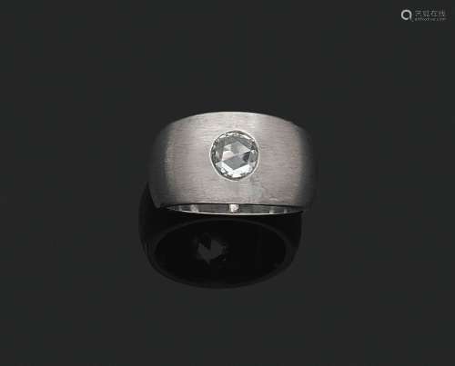 拉丝18K(750‰)白金半截式戒指，镶嵌一颗玫瑰式切割钻石。签名为PAG...