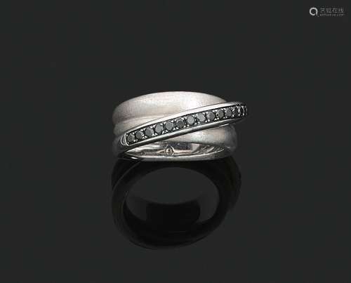 18K（750‰）白金戒指，由三根拉丝或平纹杆组成的卷轴，其中一根镶有明...