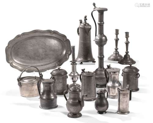 一批古董锡器，包括投手，量具，椭圆形轮廓的盘子，水壶，烛台，汤锅.....