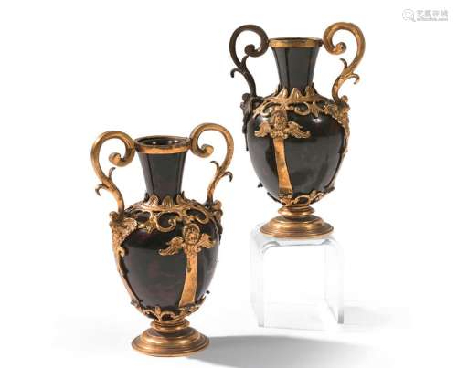 十七世纪风格的老作品，两个非常小的硬石花瓶，黄铜安装。(小事故)高...