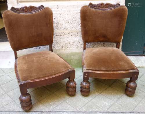 两把天然木雕扶手椅，椅背饰有涡纹。现代作品。高度：80厘米。- 宽度：...