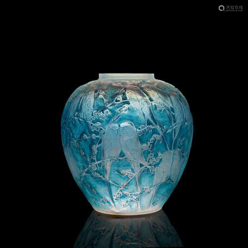 ‡ RENÉ LALIQUE (FRENCH 1860-1945) PERRUCHES VASE, NO. 876