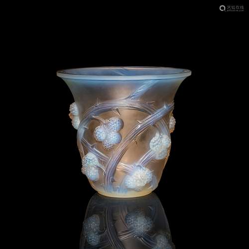 ‡ RENÉ LALIQUE (FRENCH 1860-1945) MÛRES VASE, NO. 1058