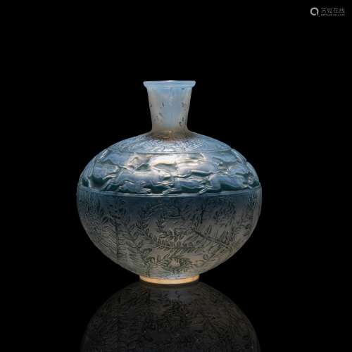 RENÉ LALIQUE (FRENCH 1860-1945) LIEVRES VASE, NO. 942