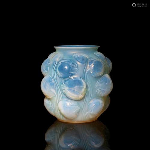 ‡ RENÉ LALIQUE (FRENCH 1860-1945) TULIPES VASE, NO. 995