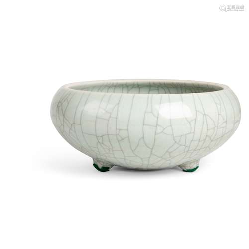 LARGE GUAN-TYPE CRACKLE-GLAZED TRIPOT CENSER QING DYNASTY, 1...