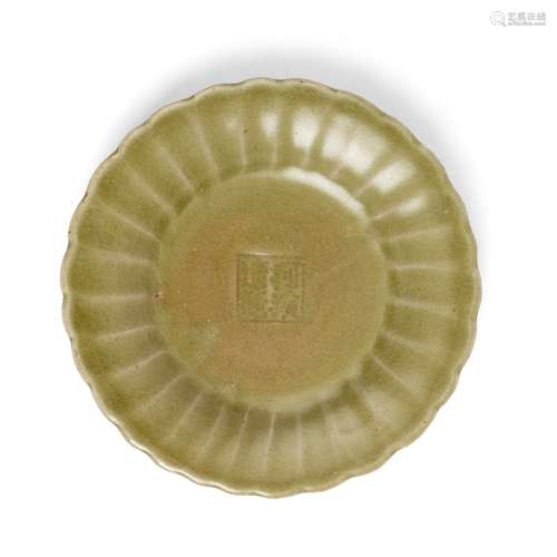 LONGQUAN CELADON-GLAZED 'CHRYSANTHEMUM' DISH MING DYNASTY