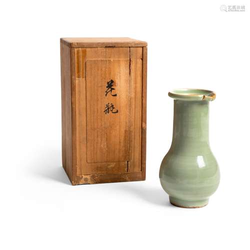 LONGQUAN CELADON-GLAZED VASE SOUTHERN SONG DYNASTY