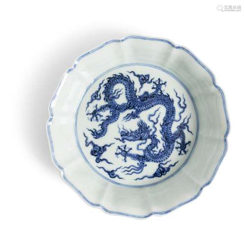 BLUE AND WHITE 'DRAGON' DISH QING DYNASTY, 18TH CENTURY