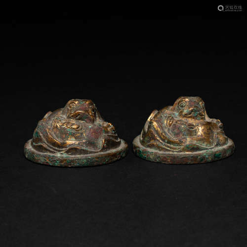 Paperweight with beast head inlaid with gold and silver in H...