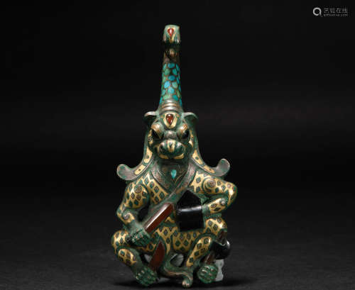 Inlaid gold and silver beast head with hook Han Dynasty