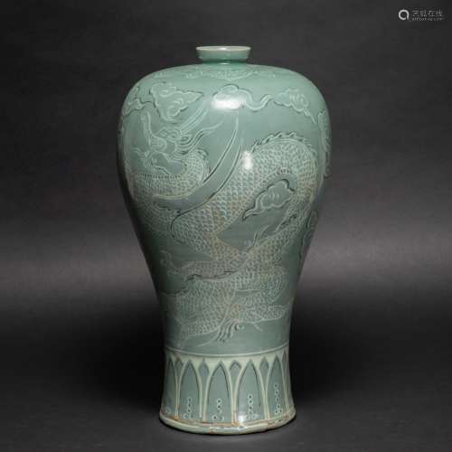 A large bottle of Goryeo Porcelain with dragon pattern in So...