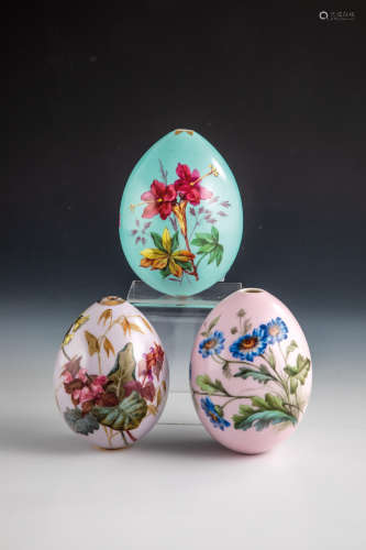Drei Ostereier mit floralem Dekor