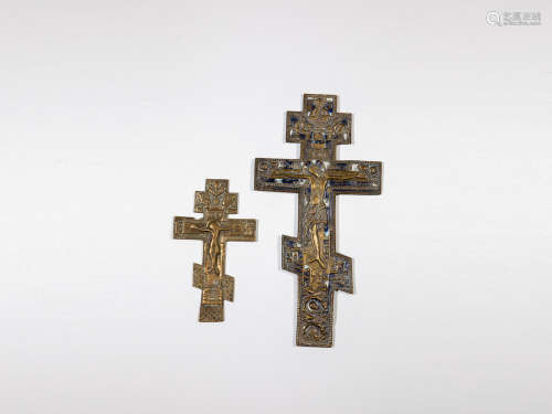 Zwei Bronzekruzifixe