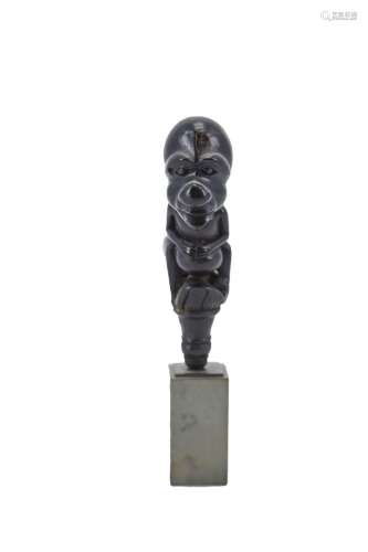 7-龙目岛（印度尼西亚极好的槟榔刀柄，雕刻着一个怪诞的人物。水牛角...