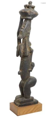 31-Dogon（马里大型站立女性雕像，背上背着一个孩子，头顶上拿着一个...
