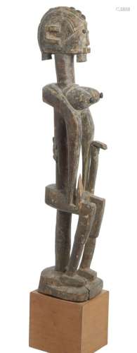32-Dogon（马里大型雕像，代表一个坐在座位上的女性形象，背上背着一...