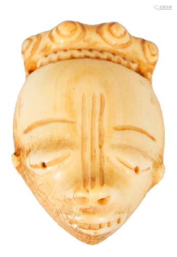 33-Pende (D.R. Congo)经典的ikhoko护身符，采用拟人化面具的形式...