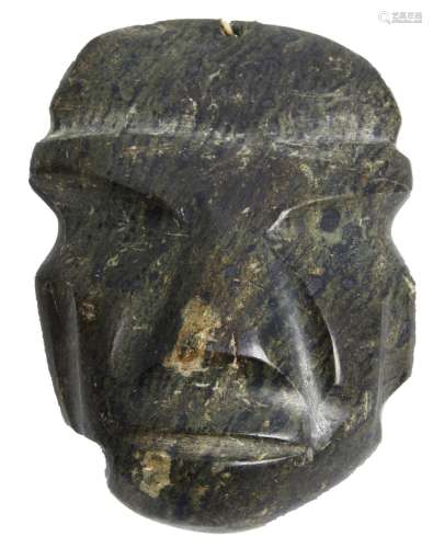 36-代表人脸的吊坠颅骨中间的挂孔绿色蛇纹石，带褐色铜锈墨西哥格...