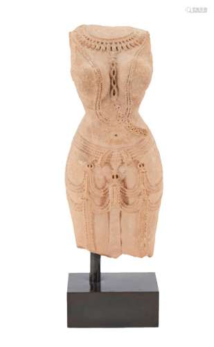 86-印度-中世纪时期，10/13世纪米色砂岩的大胸女性半身像，站立着，...