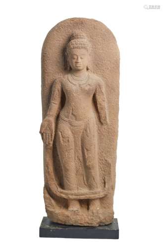 87-泰国-德瓦拉瓦蒂风格灰色砂岩佛像石碑，身穿僧袍，右手持金刚杵...