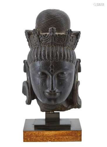 88-印度，比哈尔邦--帕拉风格玄武岩神的头部，眼睛半闭，头饰细微卷...