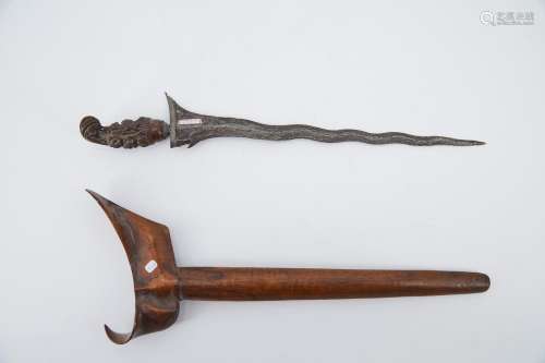 93-INDONESIA - 19世纪克利斯，木制的手柄和刀鞘。手柄上雕刻着花朵...