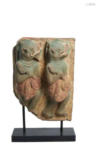 94-BURMA, 勃固 - 15/16世纪绿色和多色釉炻器砖，两个狮子头的站立...