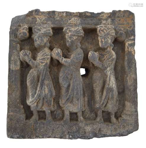 96-印度-犍陀罗，希腊-佛教艺术，2/4世纪片岩石碑的碎片，三个服务员...
