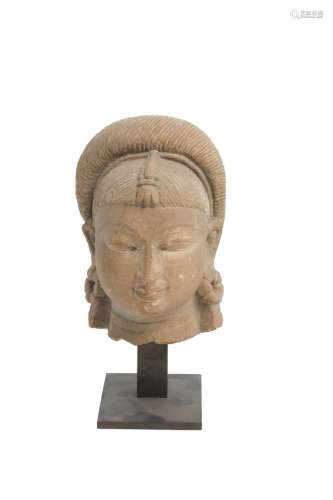 97-印度 - 中世纪时期，12/13世纪灰色砂岩女子头像，睁着眼睛，戴着...
