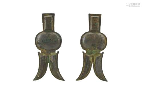107-中国-汉朝时期(公元前206年-公元220年)两件青铜装饰品，有绿色...